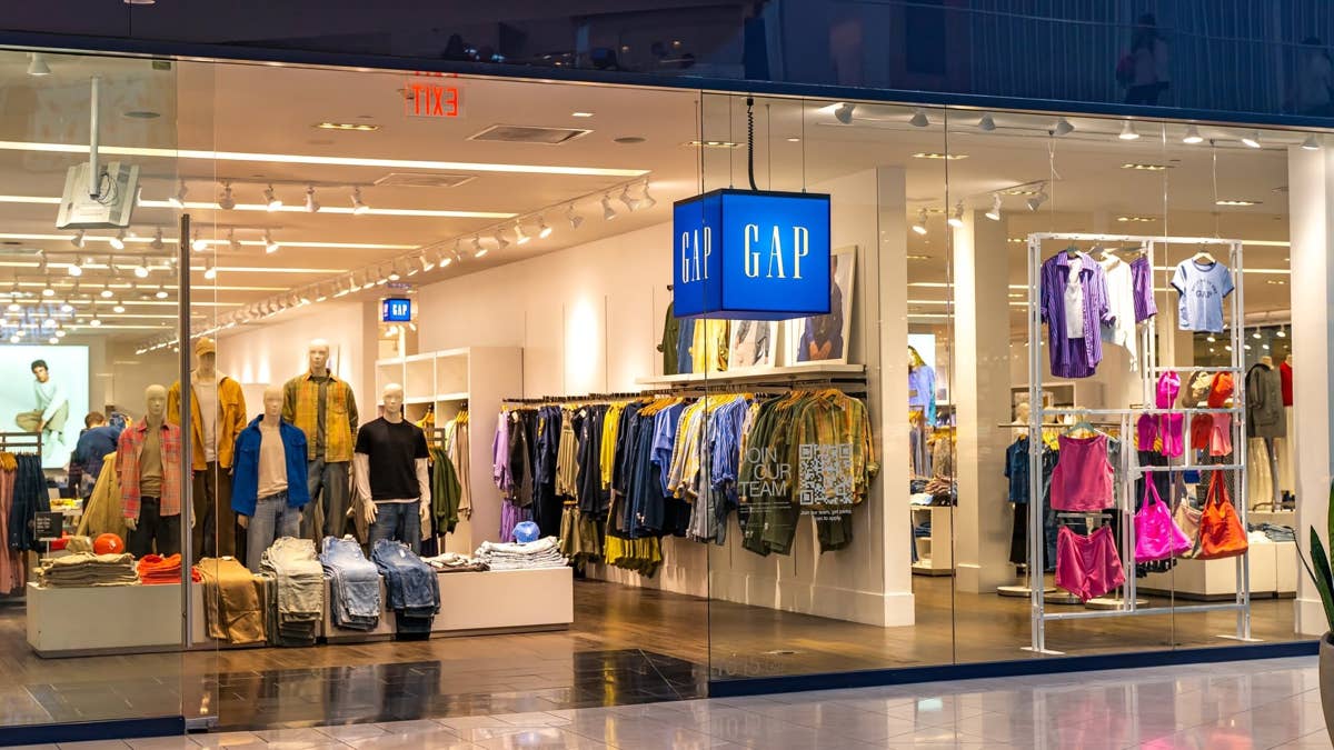 Closing 350 stores didn't save this iconic mall chain from itself