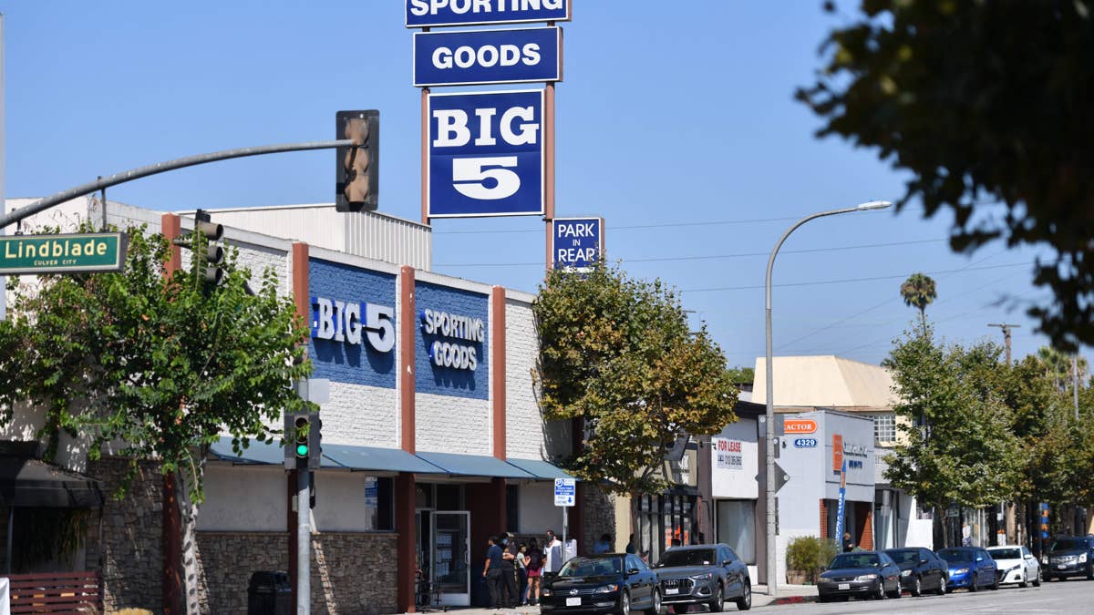 Sporting goods chain closes more stores nationwide